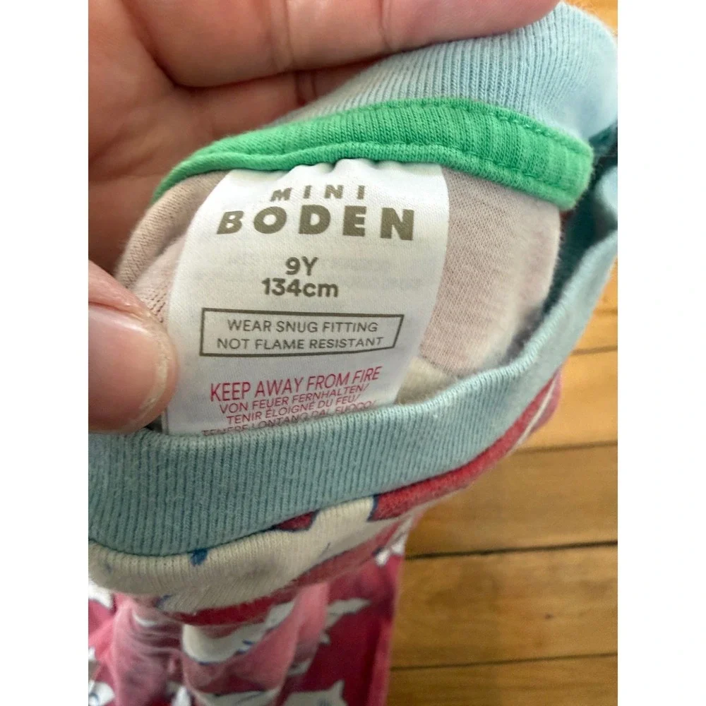 Mini‎ Boden red shark short sleeve and shorts pj set